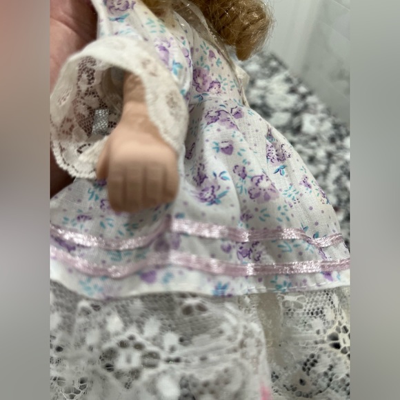 CUDDLE WIT, LTD.   Porcelain Doll Collectible MEMORIES Blonde Curly Hair - Picture 8 of 11